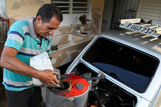 Người đàn ông Cuba chế động cơ ôtô chạy bằng than