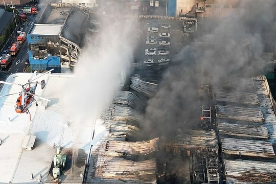 Cháy lớn ở nhà máy phụ tùng ôtô, 14 người mất tích
