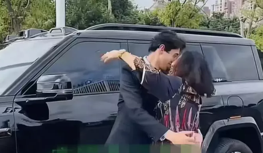 Chàng tiếp viên 26 tuổi kết hôn với nữ đại gia U50, dung mạo cô dâu khiến nhiều người bất ngờ