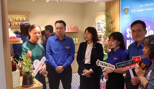 Hàng Việt "xuống" phố Tràng Tiền, thu hút giới trẻ