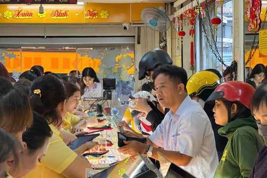 Vàng thế giới rớt thảm, trong nước biến động khó lường