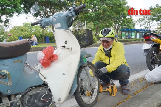 Người đàn ông U60 với 'tiệm sửa xe di động 0 đồng'