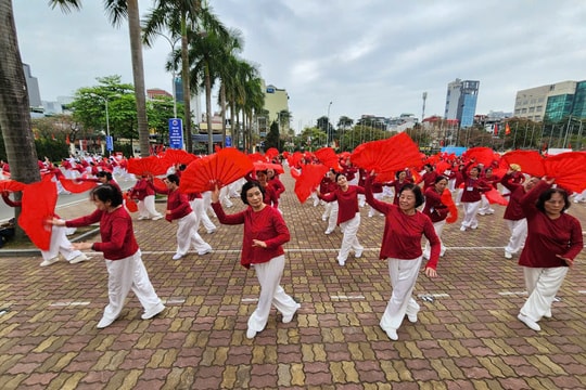 Xác lập kỷ lục 3.000 người cao tuổi đồng diễn múa quạt dưỡng sinh