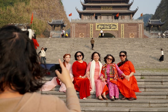 Khách Việt 'né' đường bay, chọn đường bộ dịp Giỗ tổ và 30/4