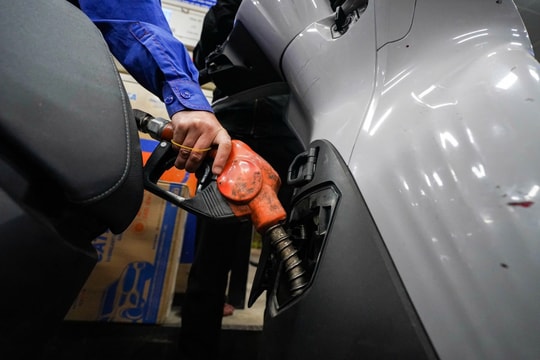 Bộ Chính trị yêu cầu đảm bảo nguồn cung, ổn định giá xăng dầu