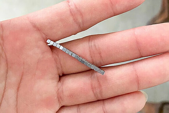 18 viên nam châm kết thành chuỗi gây thủng ruột bé trai