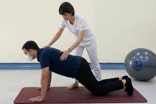 Bị thoát vị đĩa đệm có thể tập hít đất không?