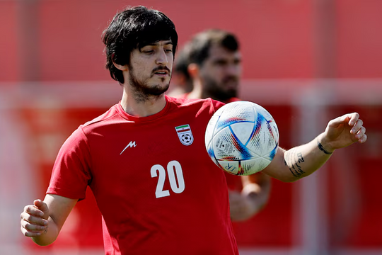 Ngôi sao Iran bị loại khỏi đội tuyển vì chụp ảnh với lãnh đạo Dubai