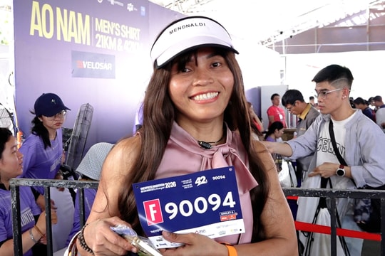 Nữ runner chạy 42km ở giải marathon đêm dù mắc ung thư