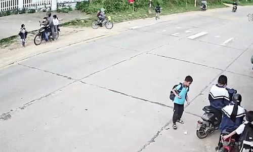 Cậu bé thoát chết khó tin khi va chạm xe máy phóng như bay