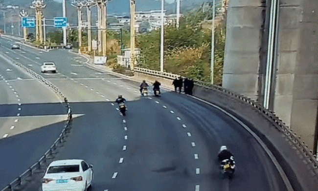 Xe máy đâm gục 6 người đi bộ trên cầu, một người tử vong