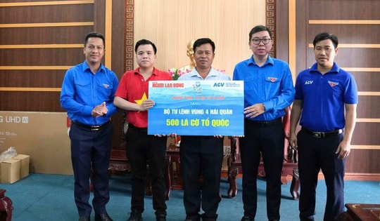 Báo Người Lao Động và ACV trao nhiều phần quà ý nghĩa đến Vùng 4 Hải Quân