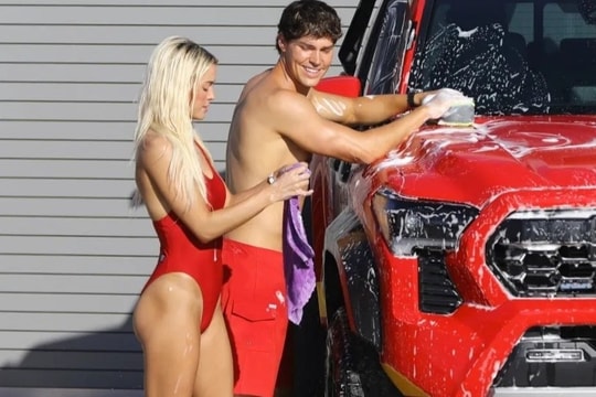 Hậu trường nóng bỏng của 'Baywatch'