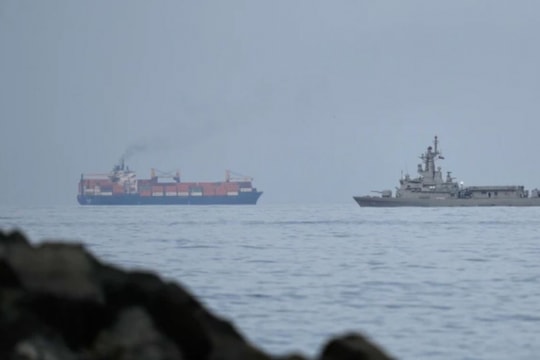 Iran nói eo biển Hormuz vẫn mở cho tàu thuyền của các nước, trừ 'kẻ thù'