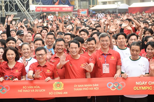 Biển người phủ kín bờ hồ Hoàn Kiếm hưởng ứng Ngày chạy Olympic 2026