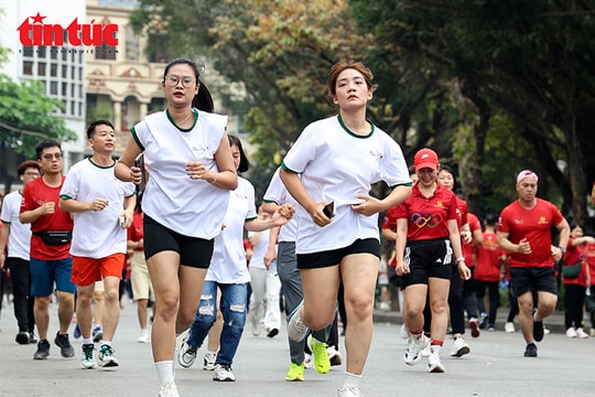 Hình ảnh đông đảo người dân hưởng ứng Ngày chạy Olympic 2026 vì sức khỏe toàn dân