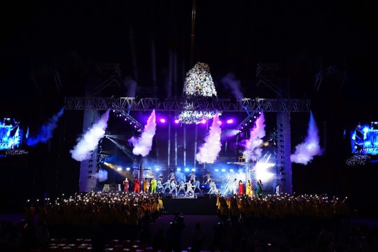 Đêm diễn nghệ thuật 'Hoa và Rác' lan tỏa thông điệp bảo vệ môi trường