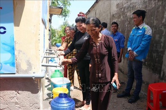 Trao tặng hệ thống lọc nước năng lượng mặt trời cho người dân vùng hạn mặn