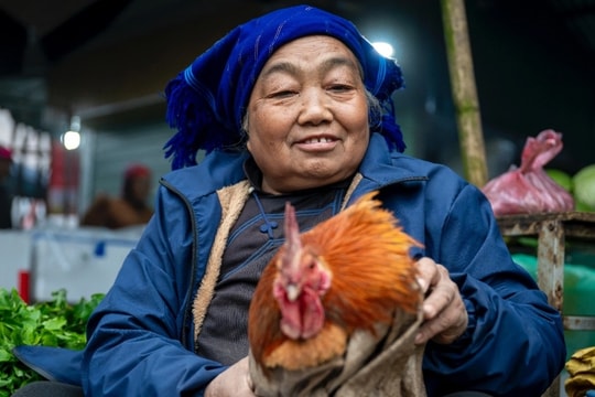 Chợ phiên ở độ cao 2.000m nhộn nhịp tiếng gà, tiếng lợn giữa núi rừng