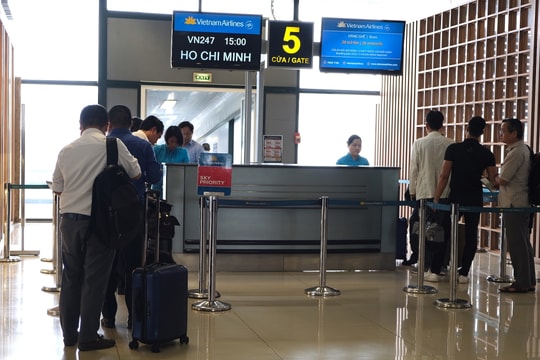 Vì sao khách phải đổi cửa ra máy bay vào giờ chót?