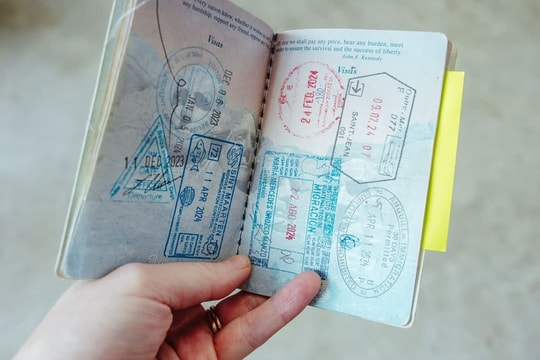 Lý do nên dán giấy nhớ vào hộ chiếu