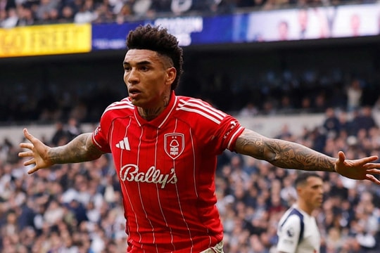 Tottenham thua thảm Nottingham, rơi xuống vị trí 17