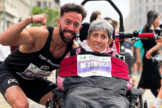 Con trai đẩy xe lăn cùng mẹ chinh phục 12 giải marathon