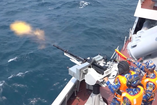Hải quân Việt - Trung huấn luyện bắn đạn thật chống cướp biển