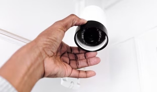 Bác sĩ bí mật lắp camera quay lén đồng nghiệp rồi tống tiền