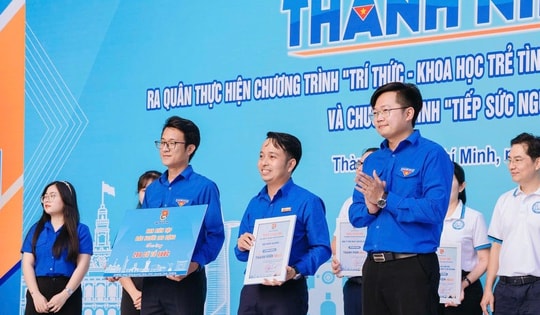 TPHCM khởi động Tháng Thanh niên, Báo Người Lao Động đồng hành trao cờ Tổ quốc
