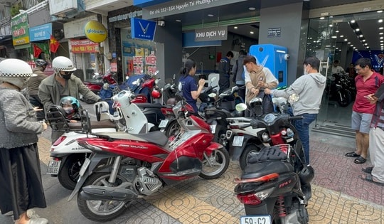 Hình ảnh đua nhau đi xem và mua xe máy điện trong ngày cuối tuần ở TPHCM