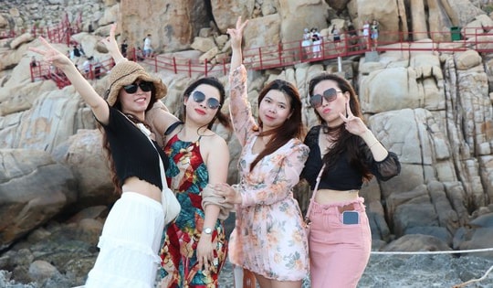 Đắm mình trong vẻ đẹp của Hang Rái