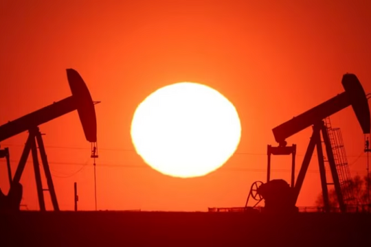 Giá dầu tăng vọt sau tối hậu thư của ông Trump về Iran