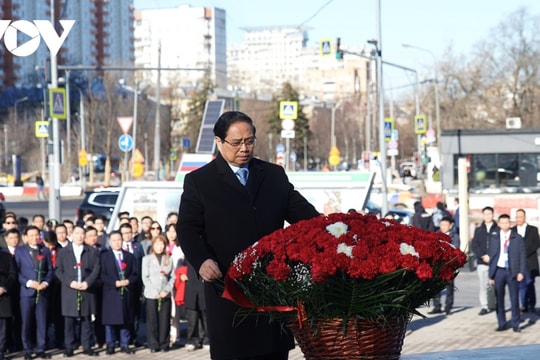 Thủ tướng Phạm Minh Chính đặt hoa tại Tượng đài Chủ tịch Hồ Chí Minh tại Moskva