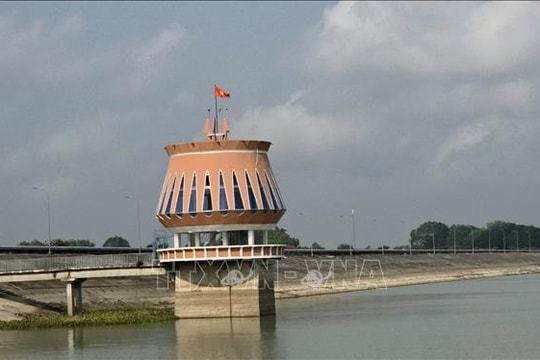 Lấy nước hồ Dầu Tiếng, hồ Trị An đẩy mặn cho TP. Hồ Chí Minh