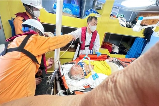 Hỗ trợ khẩn cấp đưa 2 người bệnh nước ngoài về bờ chữa trị