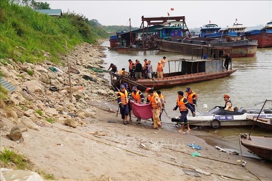 Khẩn trương tìm kiếm nạn nhân trong vụ chìm tàu trên sông Hồng