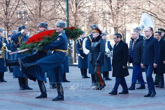 Thủ tướng Phạm Minh Chính đặt hoa tại Tượng đài Chủ tịch Hồ Chí Minh ở Moskva (Nga)