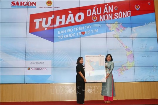 Trao tặng bản đồ Việt Nam đến 34 tỉnh, thành trong cả nước