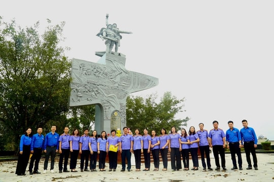 Thanh tra Viện KSNDTC và Viện KSND tỉnh Thanh Hóa dâng hương tại Tượng đài Thanh niên xung phong