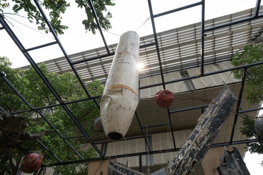 Treo xác máy bay lên cao cho khách ngắm