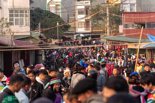 Cảnh vui như hội ở chợ phiên cuối tuần phố cổ Đồng Văn
