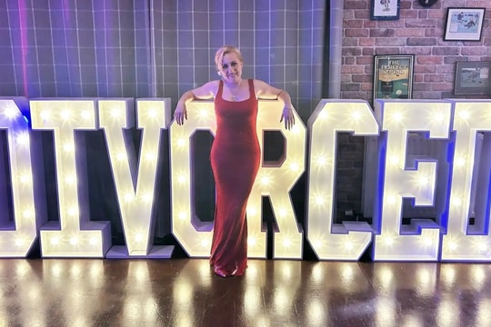 Bà mẹ hai con mở tiệc ăn mừng ly hôn