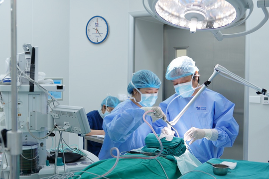 U phổi xâm lấn gây đau ngực