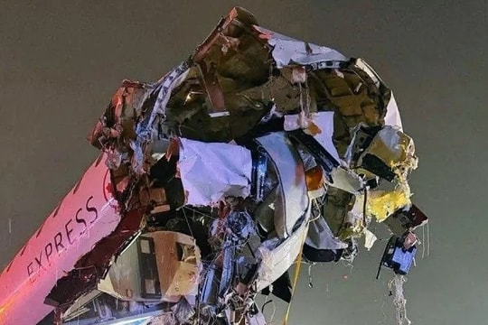 Hiện trường vụ máy bay nát đầu vì tông vào xe cứu hỏa