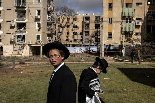 Đêm kinh hoàng ở miền nam Israel dưới mưa tên lửa Iran