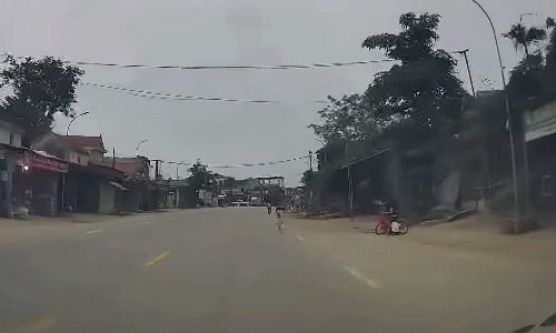 Em bé chập chững lao ra đường trước đầu ôtô