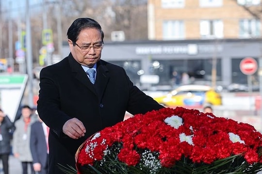 Thủ tướng dâng hoa tại tượng đài Chủ tịch Hồ Chí Minh ở Moskva