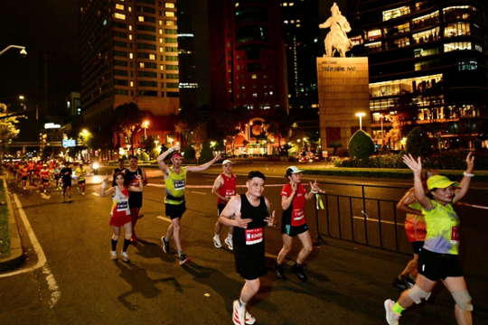 Người đàn ông liêu xiêu chạy Marathon Midnight Sài Gòn