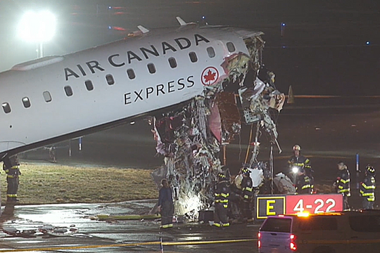 Máy bay vỡ nát đầu vì tông vào xe cứu hộ